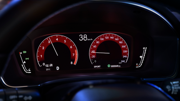 Gros plan de l’écran TFT affichant le compte-tours, l’indicateur de vitesse, le compteur kilométrique, la consommation de carburant, etc.