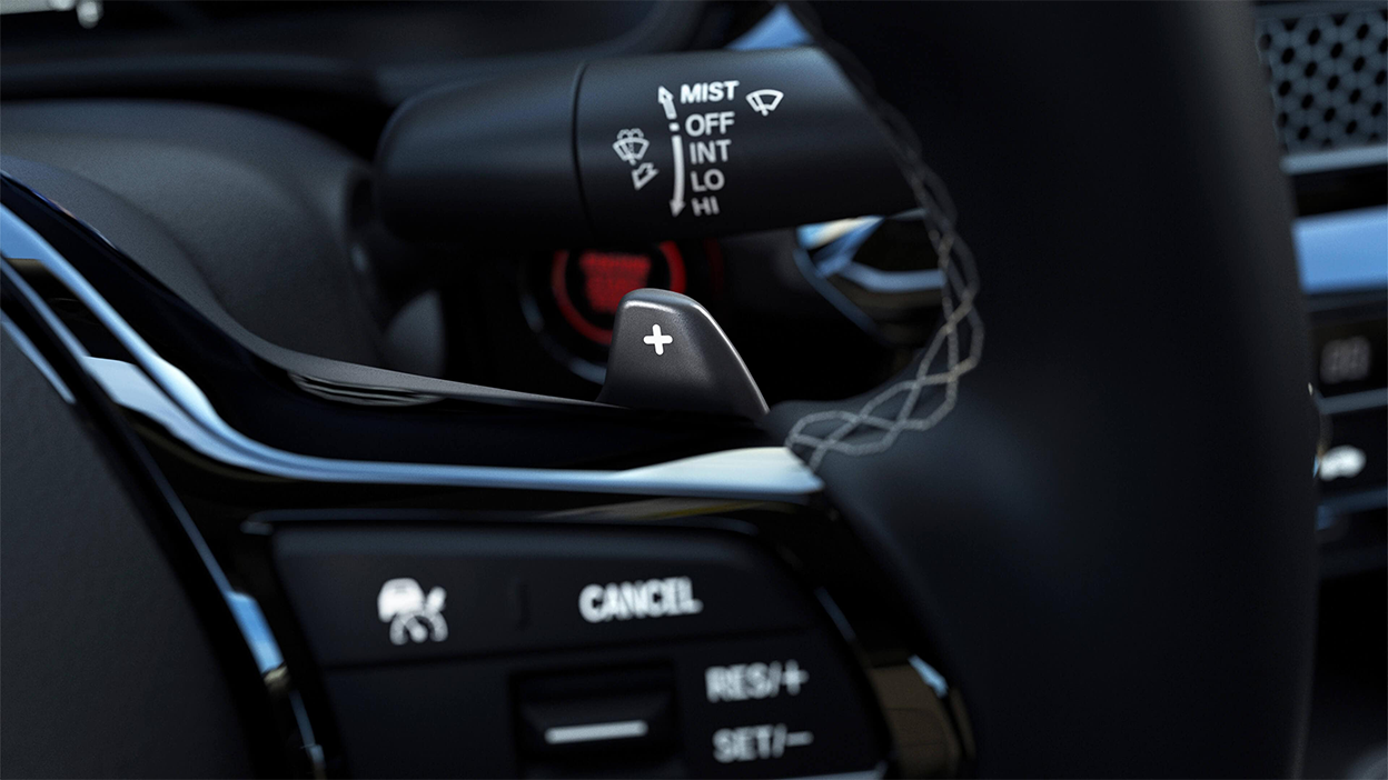 Gros plan du bouton d’accélération du régulateur de vitesse sur le volant.