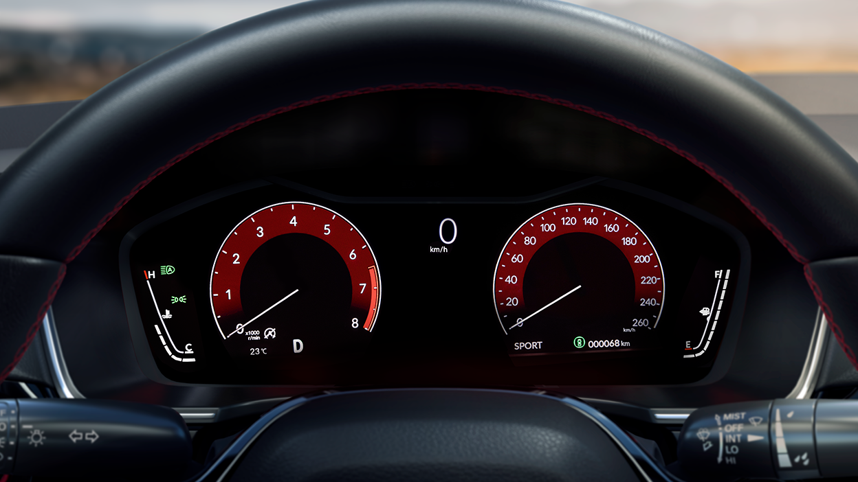 Gros plan de l’écran TFT du compteur du conducteur, montrant le compte-tours, l’indicateur de vitesse, le compteur kilométrique, etc.