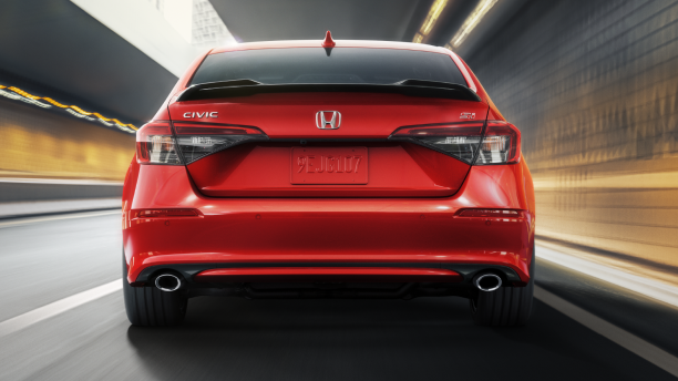 Plan arrière d’une Civic Si rouge roulant dans un tunnel.