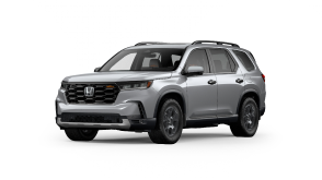 Vue ¾ avant côté conducteur du modèle Pilot Trailsport 2025 en argent lunaire métallisé